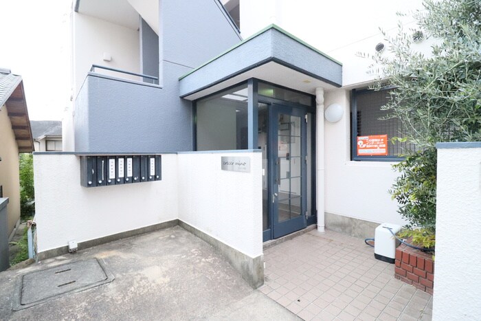 物件外観写真2　(エントランス部分)