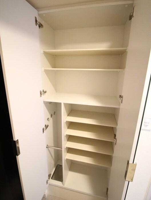 物件内観写真2　(靴箱)