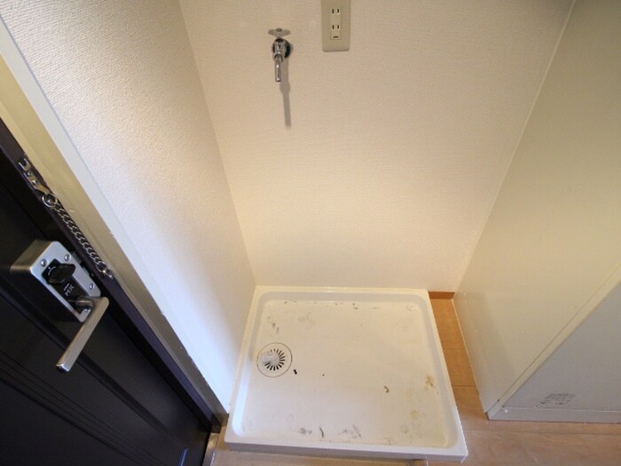 物件内観写真11　(洗濯機置場)