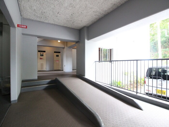 物件外観写真5　(エントランス部分)