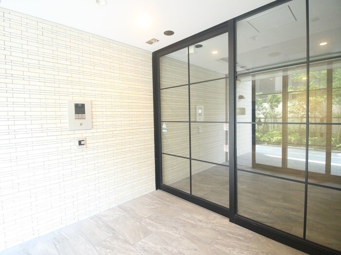 物件外観写真3　(エントランス部分)