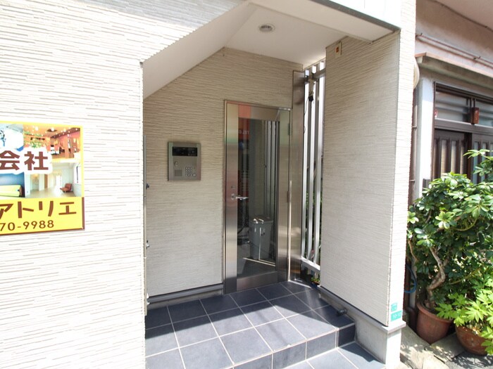 物件外観写真3　(エントランス部分)