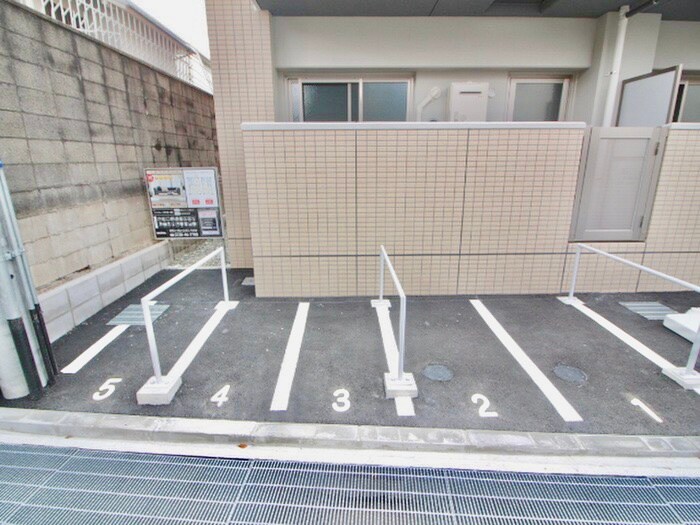 物件外観写真5　(バイク置き場)