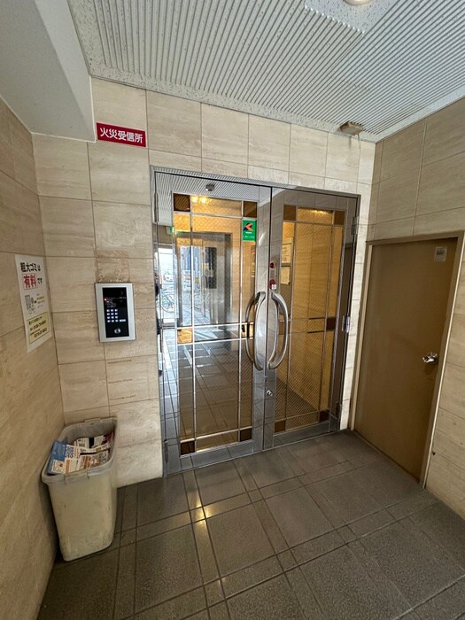 物件外観写真2　(エントランス部分)