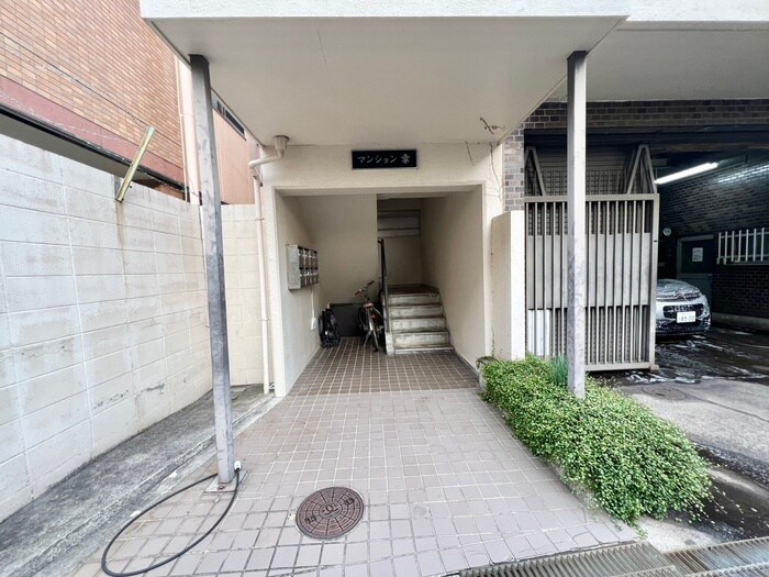 物件外観写真2　(エントランス部分)