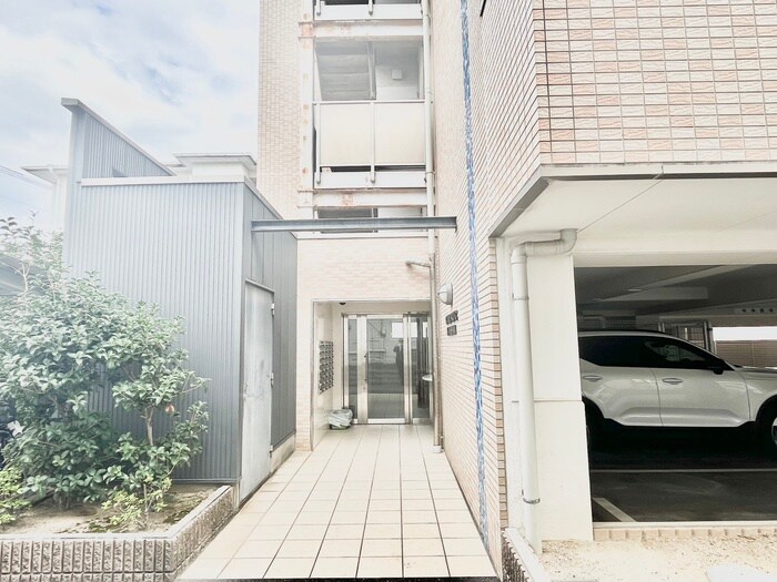 物件外観写真2　(エントランス部分)