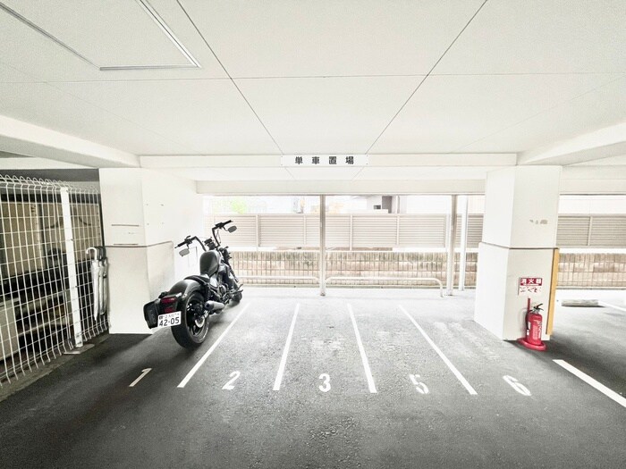 物件外観写真4　(バイク置き場)