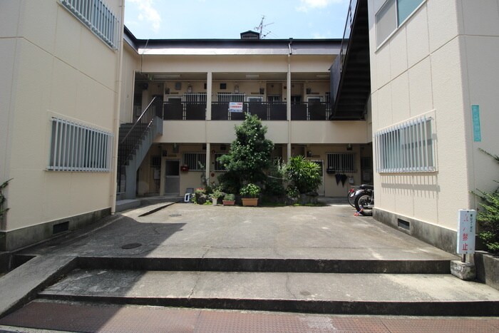 物件外観写真2　(エントランス部分)