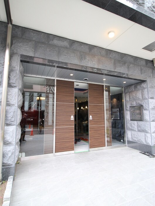 物件外観写真3　(エントランス部分)