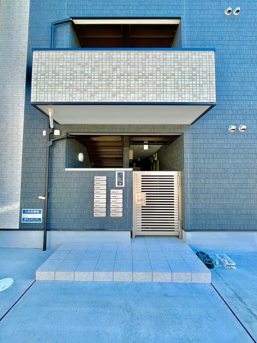 物件外観写真3　(エントランス部分)