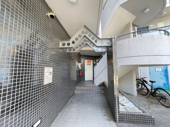 物件外観写真2　(エントランス部分)