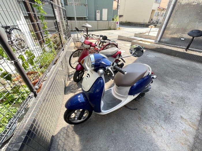 物件外観写真4　(バイク置き場)