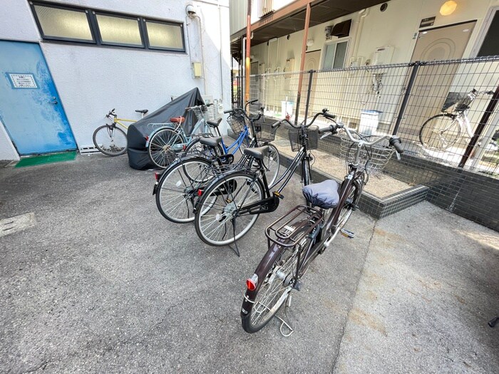 物件外観写真5　(駐輪場)