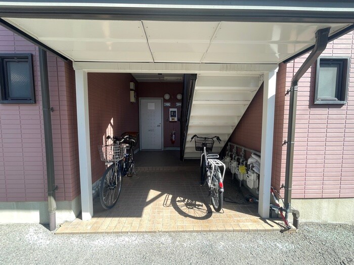 物件外観写真4　(エントランス部分)