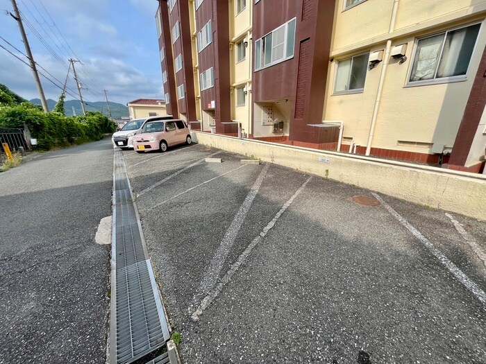 物件外観写真4　(駐車場)