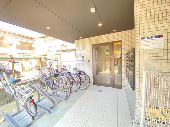 物件外観写真5　(エントランス部分)