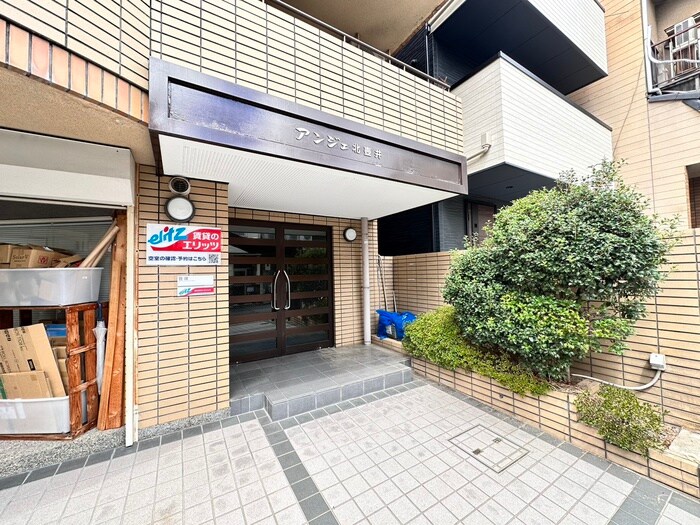 物件外観写真2　(エントランス部分)