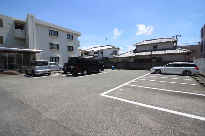 物件外観写真3　(駐車場)
