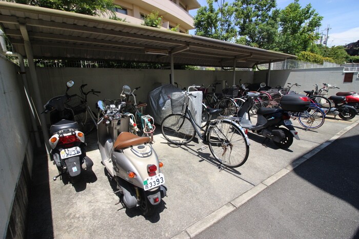 プチエスポワール深井の駐輪場