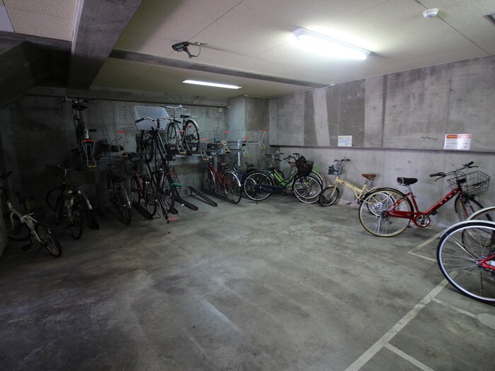 物件外観写真2　(駐輪場)