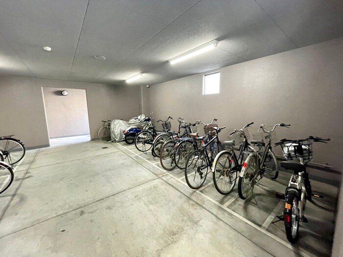 物件外観写真4　(駐輪場)