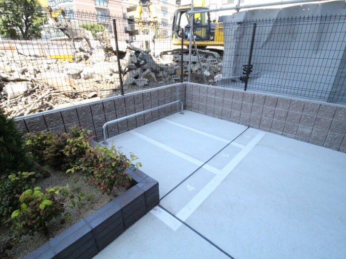 物件外観写真5　(バイク置き場)