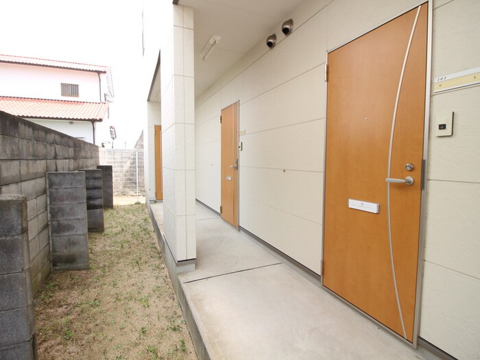 物件外観写真3　(エントランス部分)
