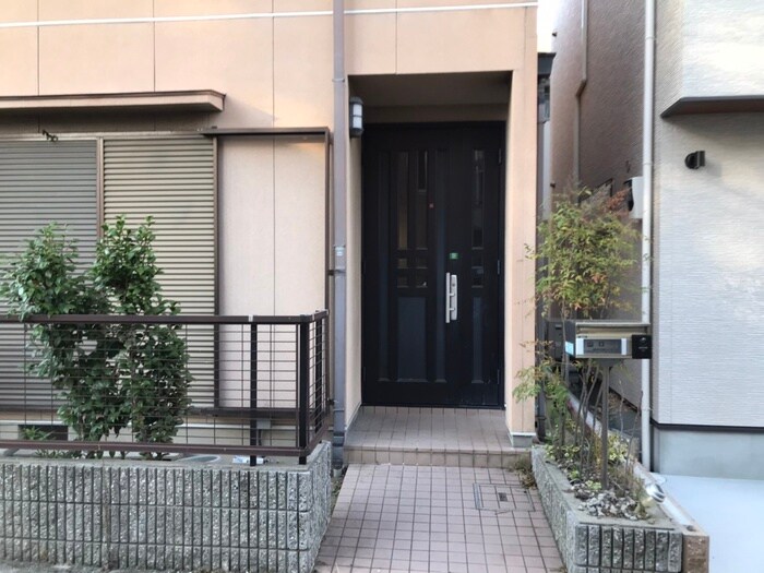 物件外観写真6　(エントランス部分)