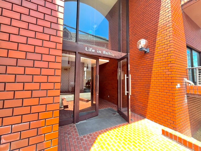 物件外観写真3　(エントランス部分)