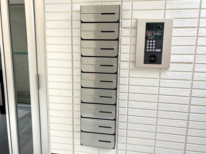 物件外観写真6　(エントランス部分)