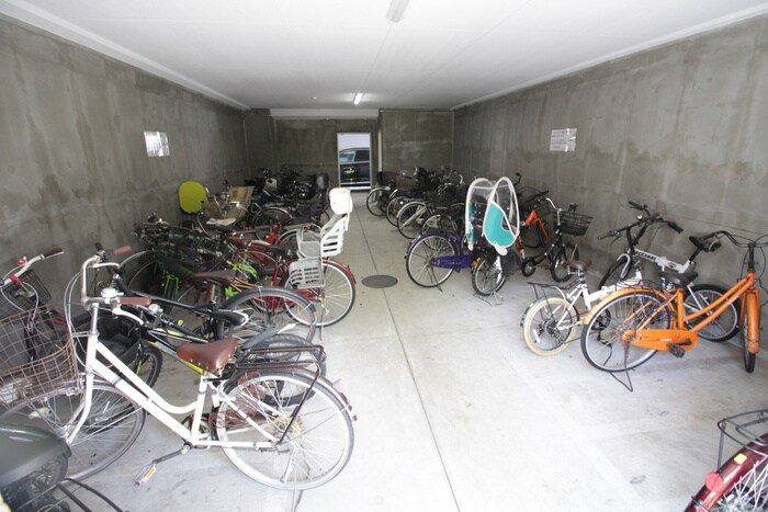 物件外観写真4　(駐輪場)