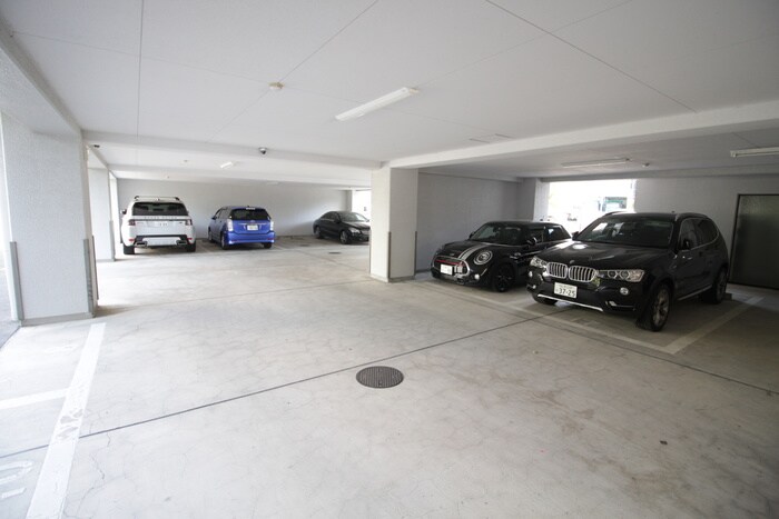 物件外観写真5　(駐車場)