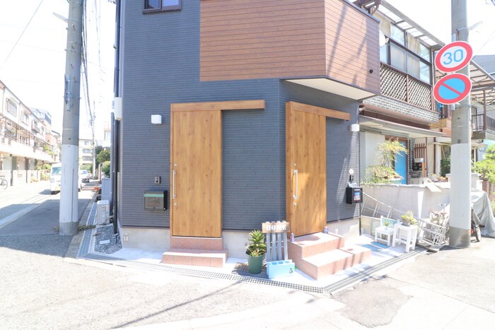 物件外観写真3　(エントランス部分)