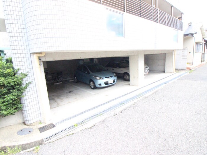 物件外観写真4　(駐車場)
