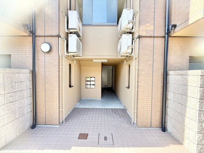 物件外観写真3　(エントランス部分)