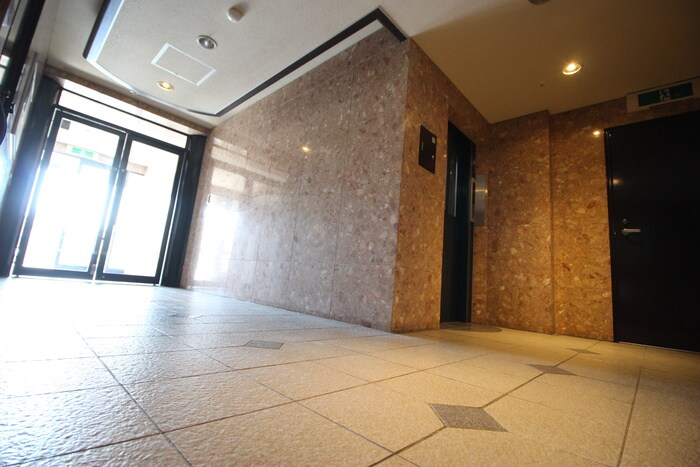 物件外観写真6　(エントランス部分)