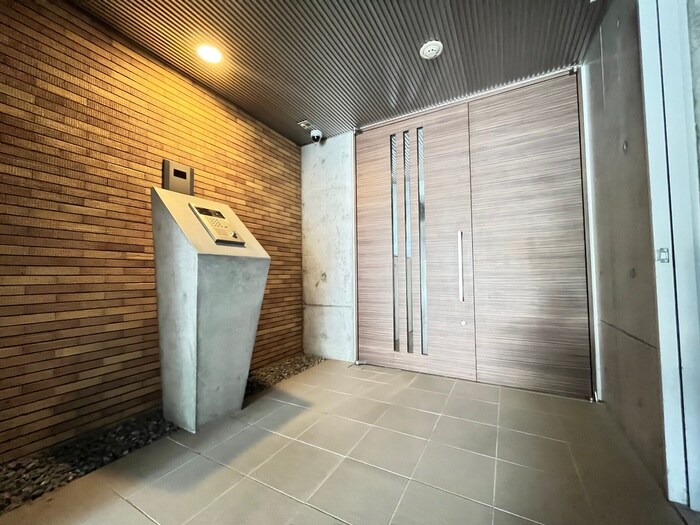 物件外観写真3　(エントランス部分)