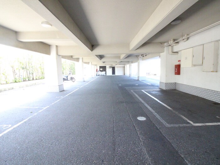 物件外観写真5　(駐車場)