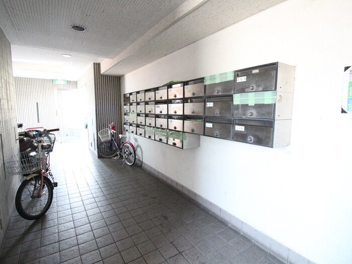 物件外観写真6　(エントランス部分)