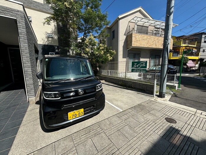 物件外観写真3　(駐車場)