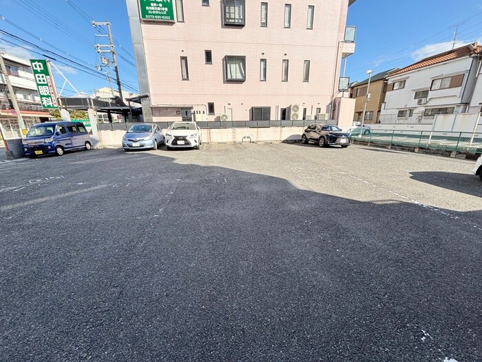 物件外観写真5　(駐車場)