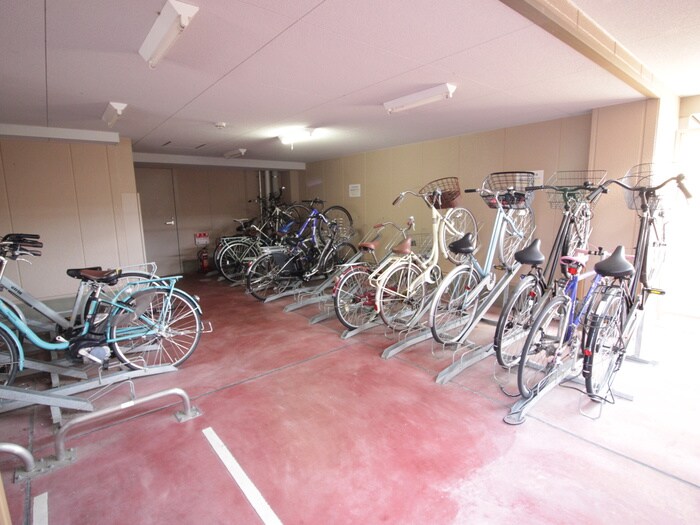 物件外観写真3　(駐輪場)