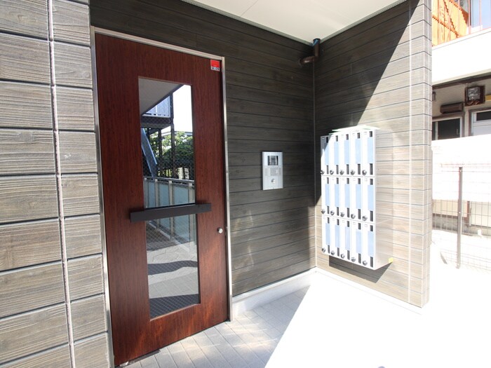 物件外観写真3　(エントランス部分)