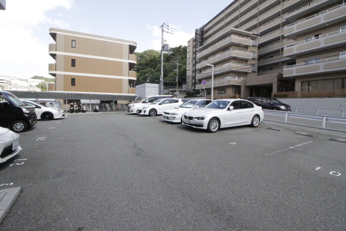 物件外観写真6　(駐車場)