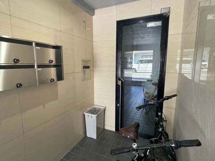 物件外観写真3　(エントランス部分)