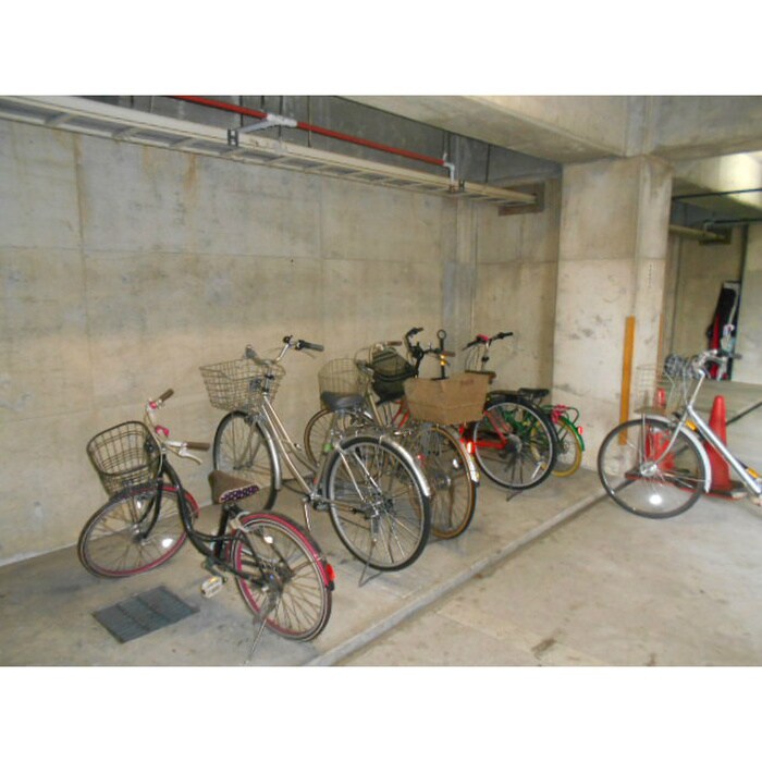 物件外観写真4　(駐輪場)