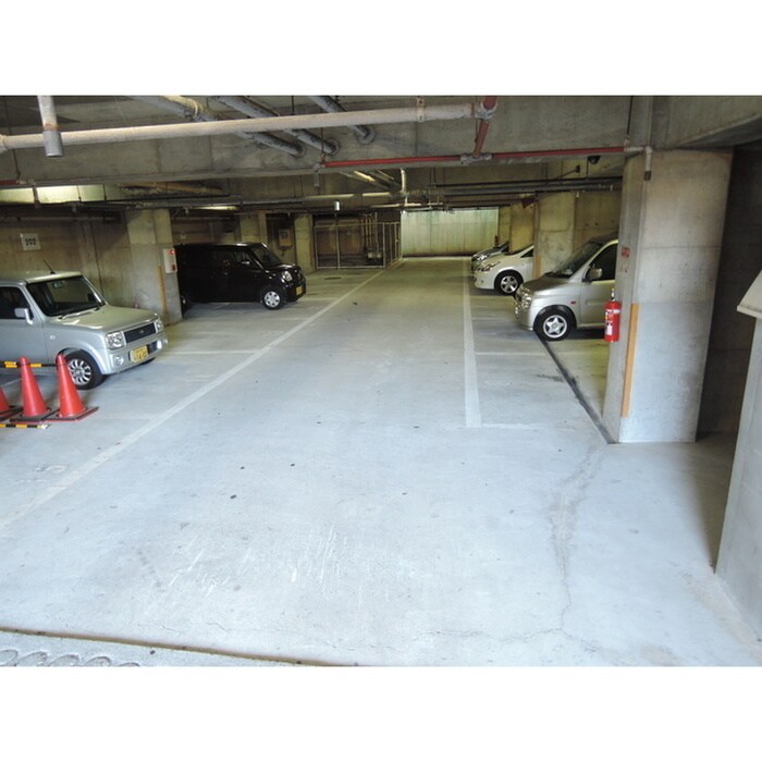 物件外観写真5　(駐車場)