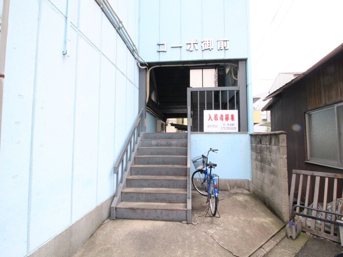 物件外観写真4　(エントランス部分)