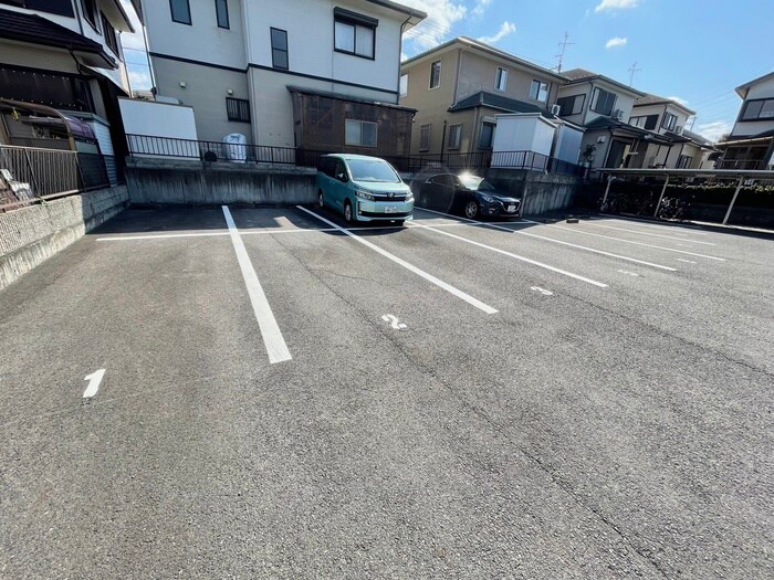 物件外観写真2　(駐車場)