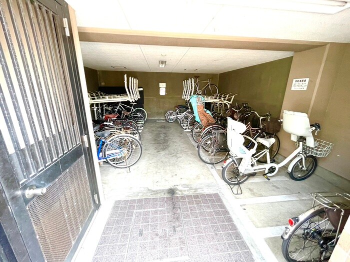 物件外観写真3　(駐輪場)